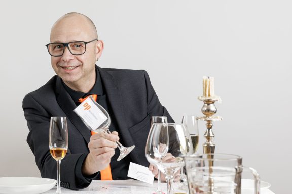 Bernd am Tisch mit Glas